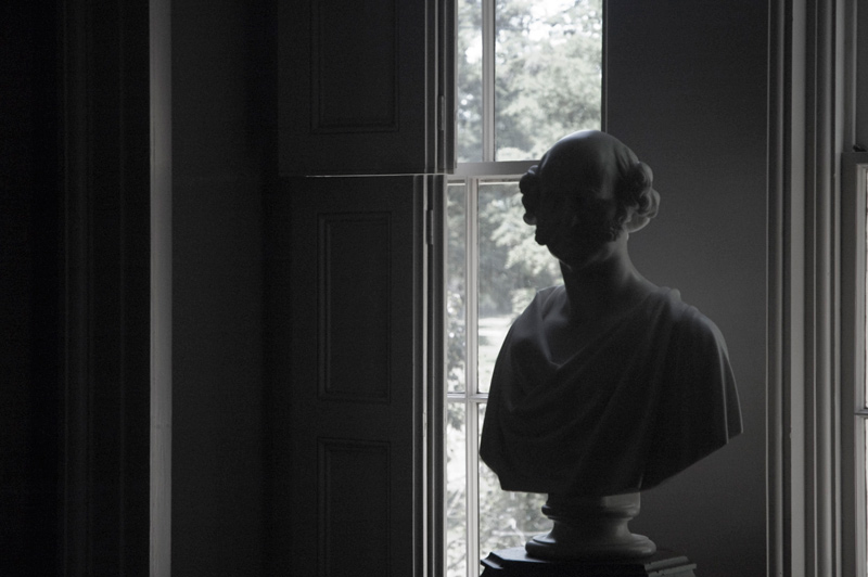 A bust of Van Buren in silhoutte in a darkened room.